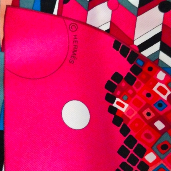 Hermes utterly incredible scarf 100% silk its just been sitting in the box nwot - Picture 5 of 8